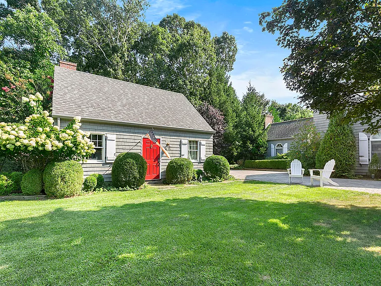 54 Manor Ln S — Photo 3
