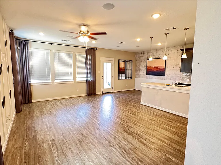 2328 Calvert Dr — Photo 9