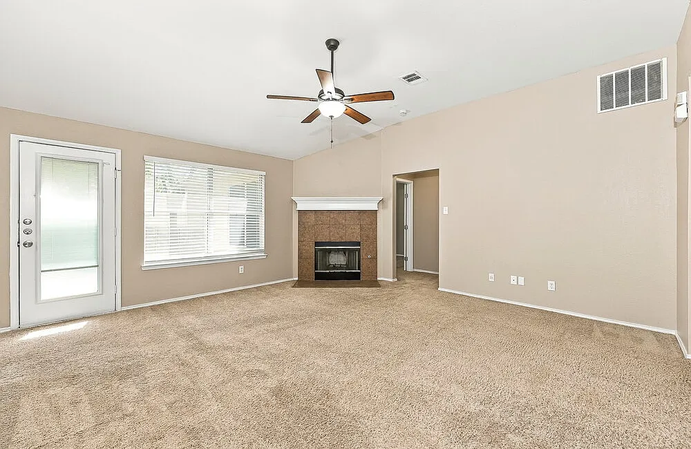 3 bed, 2.0 bath, 1434 sqft, $2,020 — Photo 4