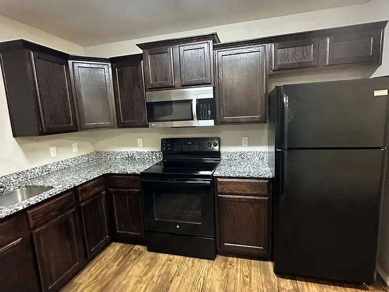 2900 SW Amberwood Ave #2 — Photo 2