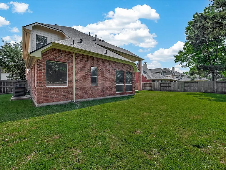 8110 Clearwater Xing — Photo 40