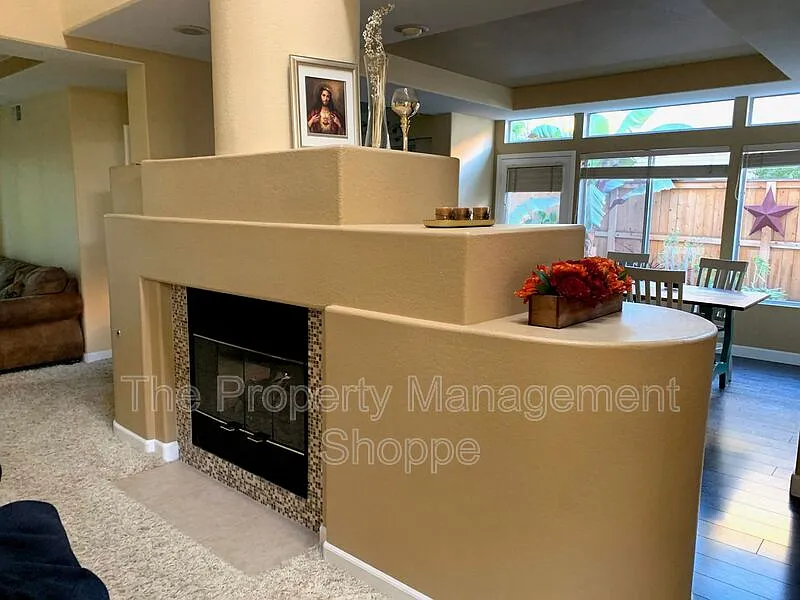4 bed, 2.0 bath, 2004 sqft, $4,400 — Photo 4