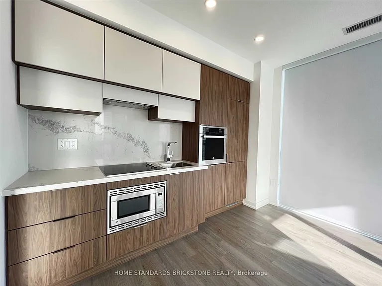 39 Roehampton Ave #2403 — Photo 8