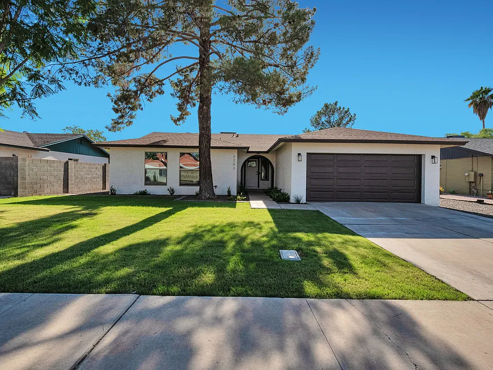 2203 W Palomino Dr