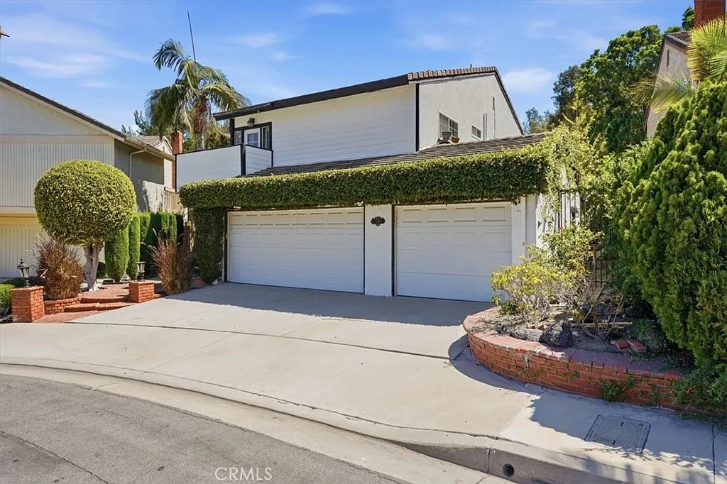 5 bed, 2563 sqft, $6,900 — Photo 3