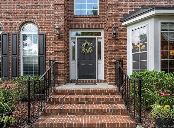 3rd image of 1606 Crestgate Dr