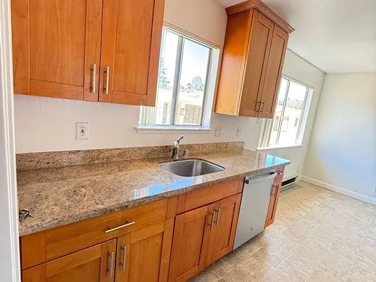 425 Walnut St — Photo 2