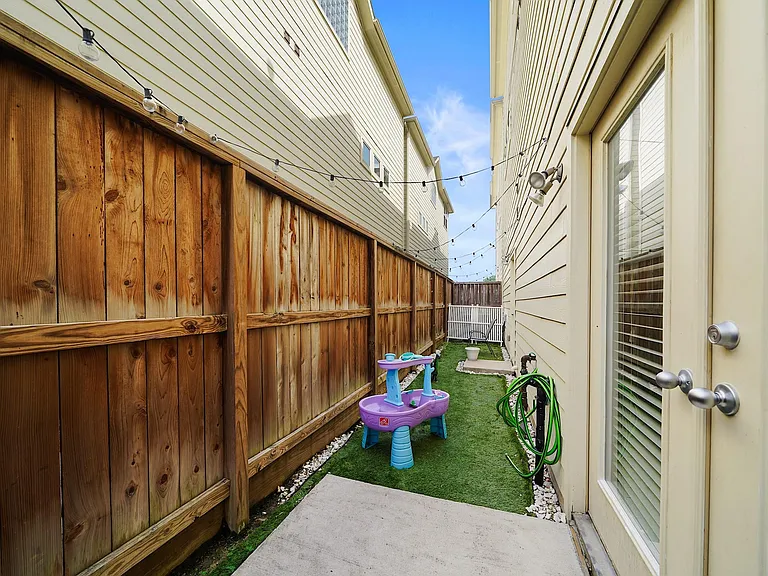 526 Westcross St — Photo 5