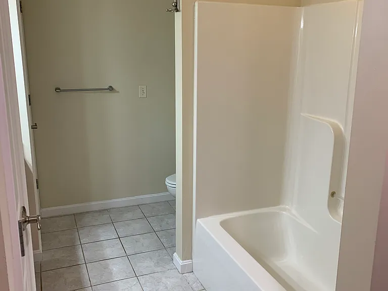 Bath 2 with tub