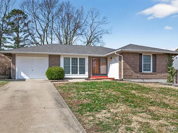 1727 Schulte Hill Dr, Maryland Heights, MO 63043