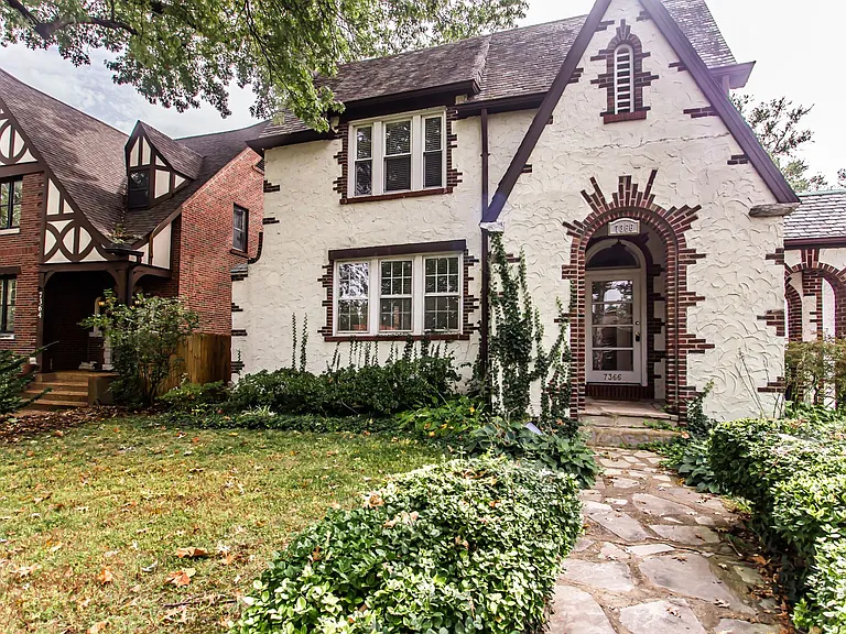 (292) 7366 Pershing — Photo 3