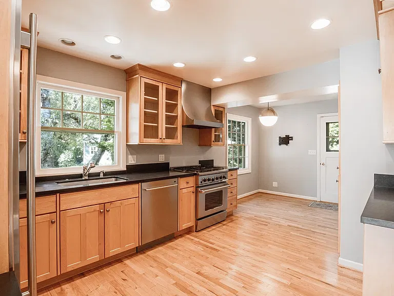 4527 SW 29th Ave — Photo 8