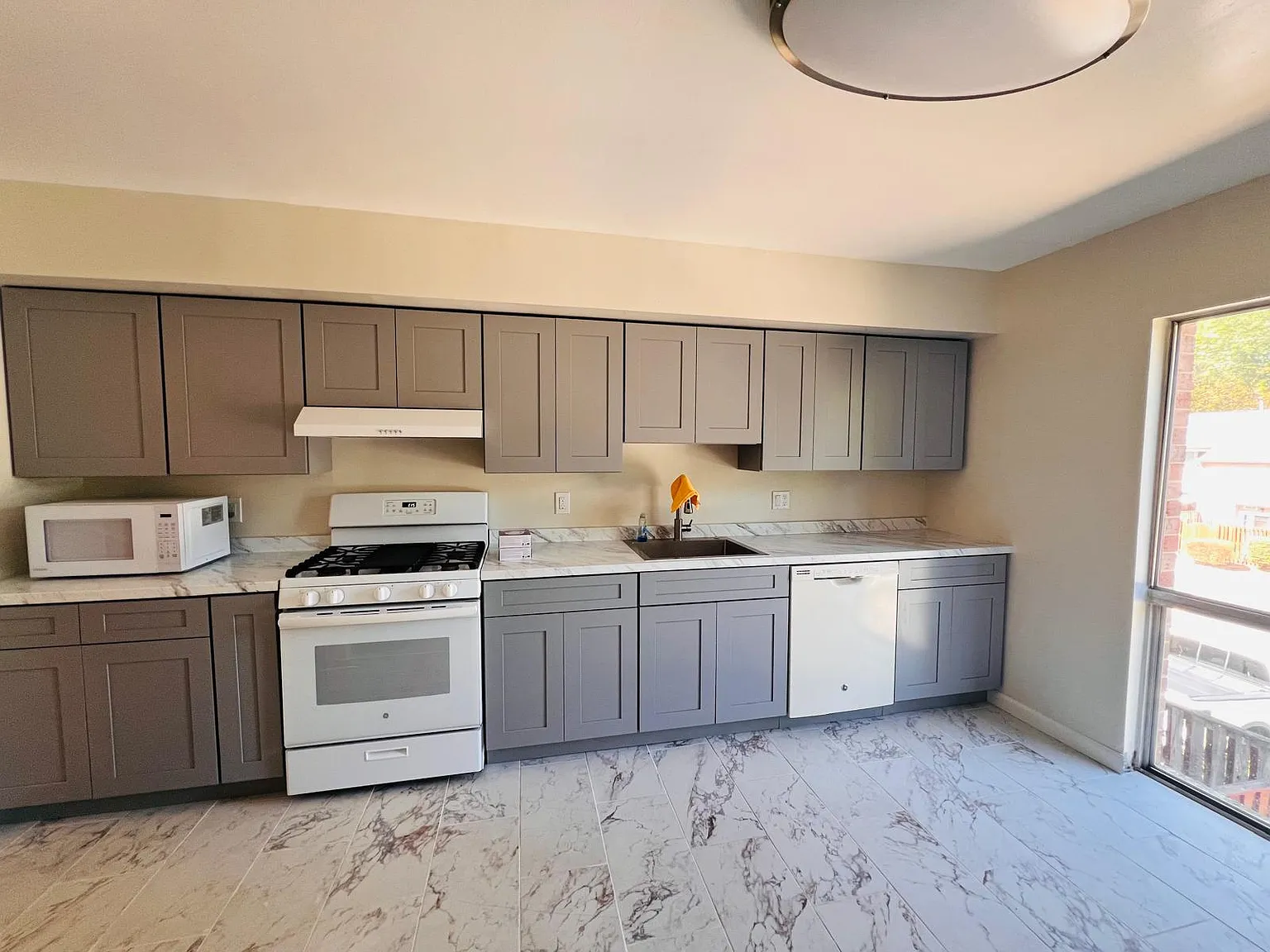 Green Mountain Cir, Columbia — Photo 1