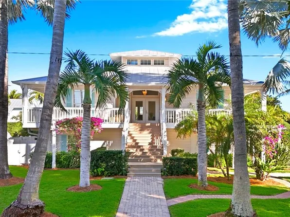 877 7th St S, Naples, FL 34102