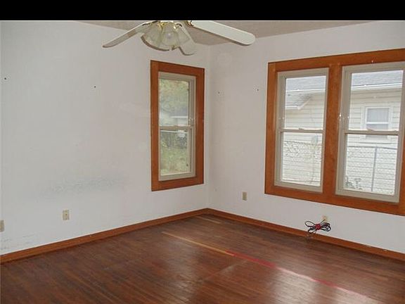 4th image of 1425 N Market Ave