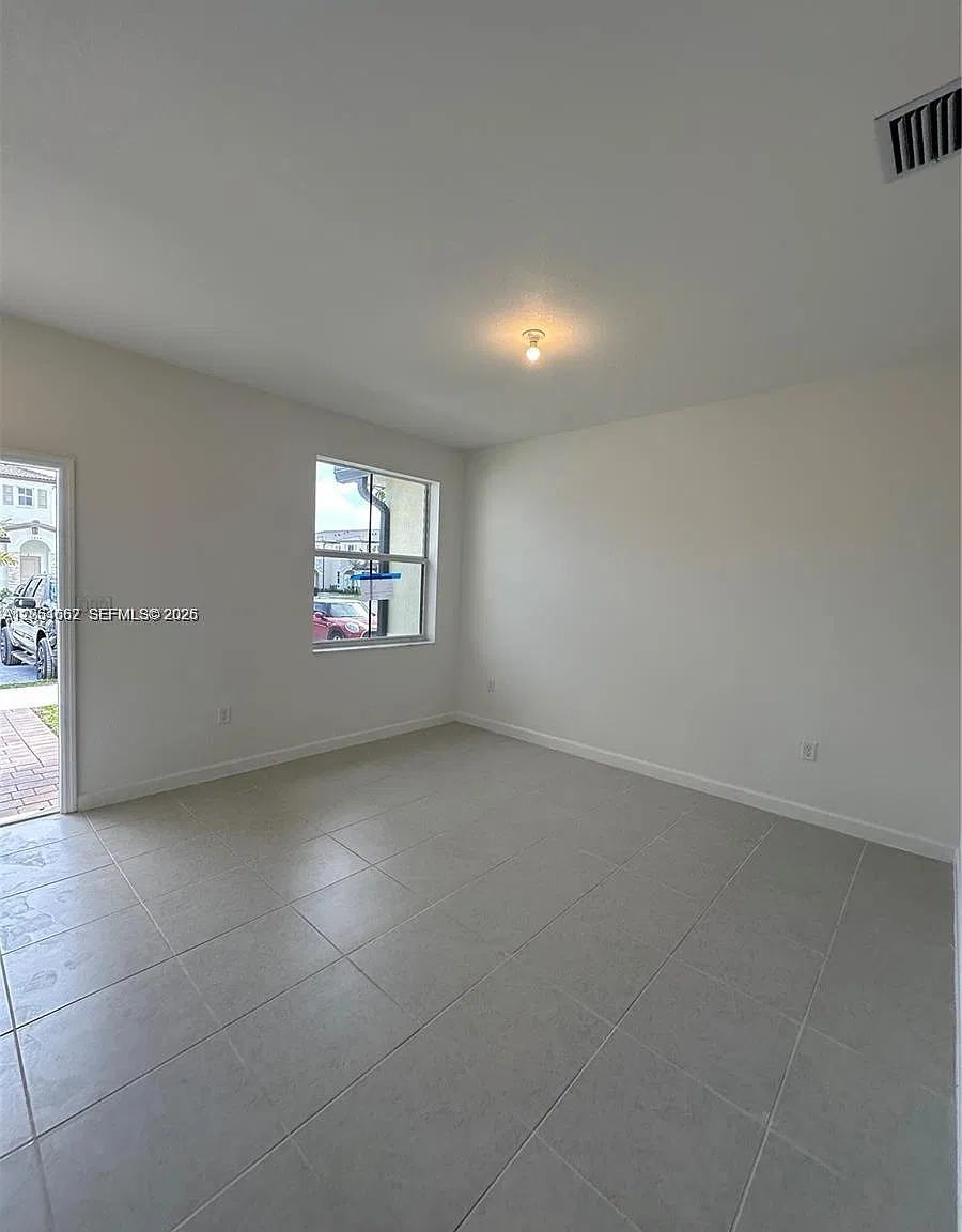 3 bed, 2.5 bath, 1393 sqft, $2,400 — Photo 3