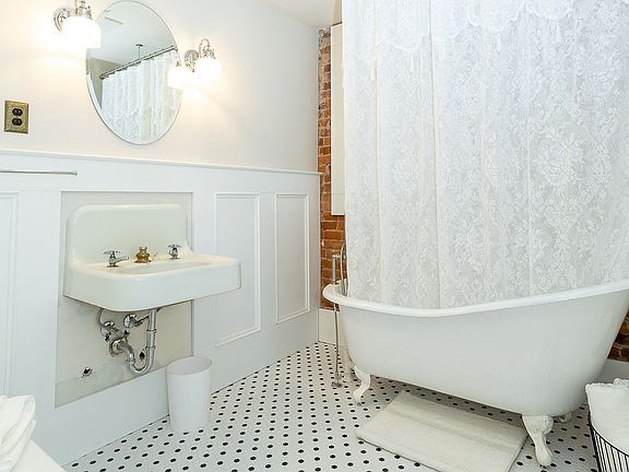 4th image of 101 N Meridian St #2