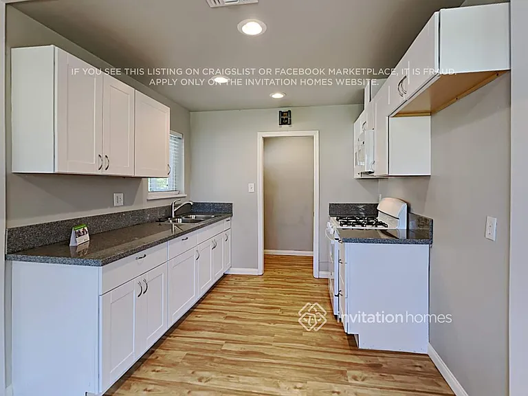 1104 Charles St — Photo 8
