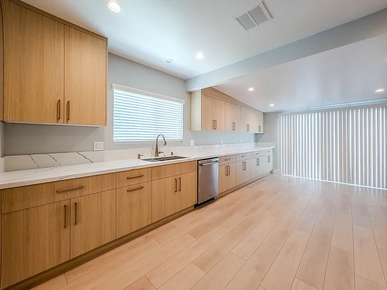 6454 Gentry Ave — Photo 10