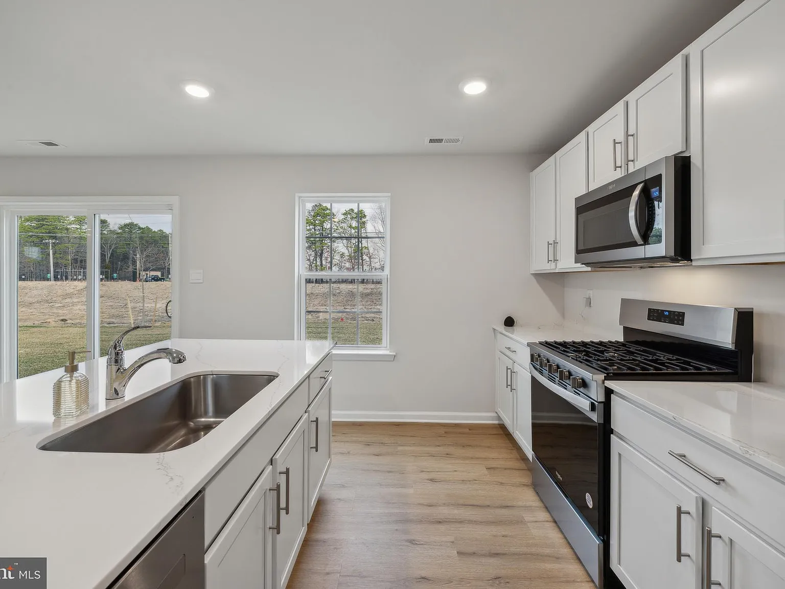 4 bed, 2.5 bath, 1950 sqft, $3,500 — Photo 4