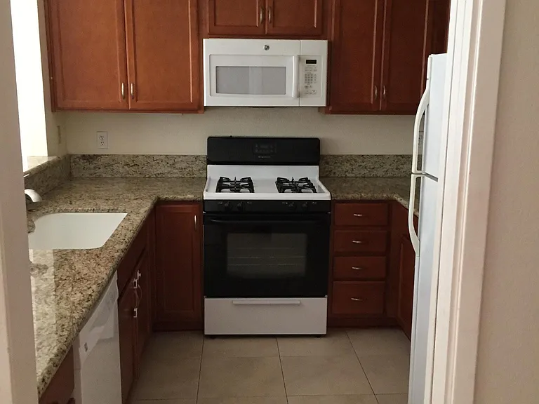1655 Greenfield Ave #11 — Photo 4