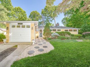 26 Sunset Dr, Huntington, NY 11743