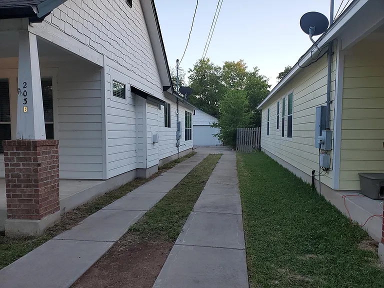 203 Pecan St #B — Photo 4