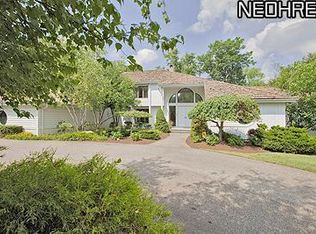 95 W Juniper Ln, Moreland Hills, OH