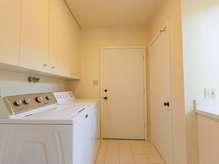 44 Bayview Ave — Photo 18