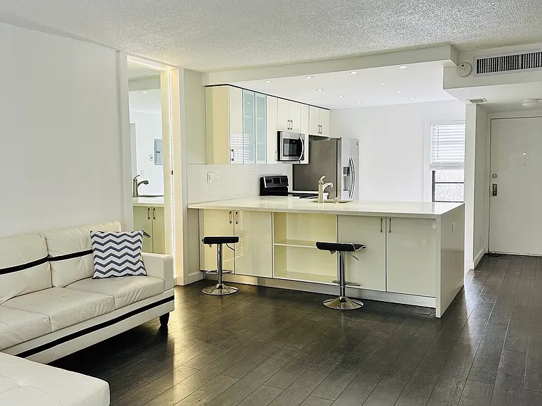 20400 W Country Club Dr #414 — Photo 6