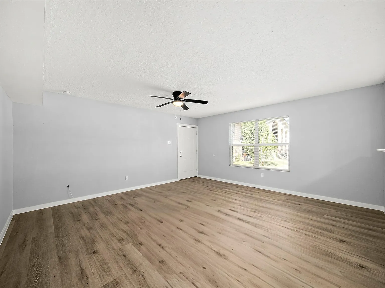 2 bed, 1.5 bath, 7416 sqft, $1,280 — Photo 2