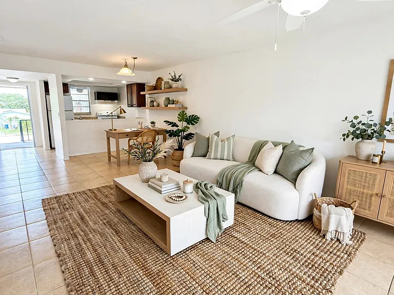 871 NW Sunset Dr #4 — Photo 2
