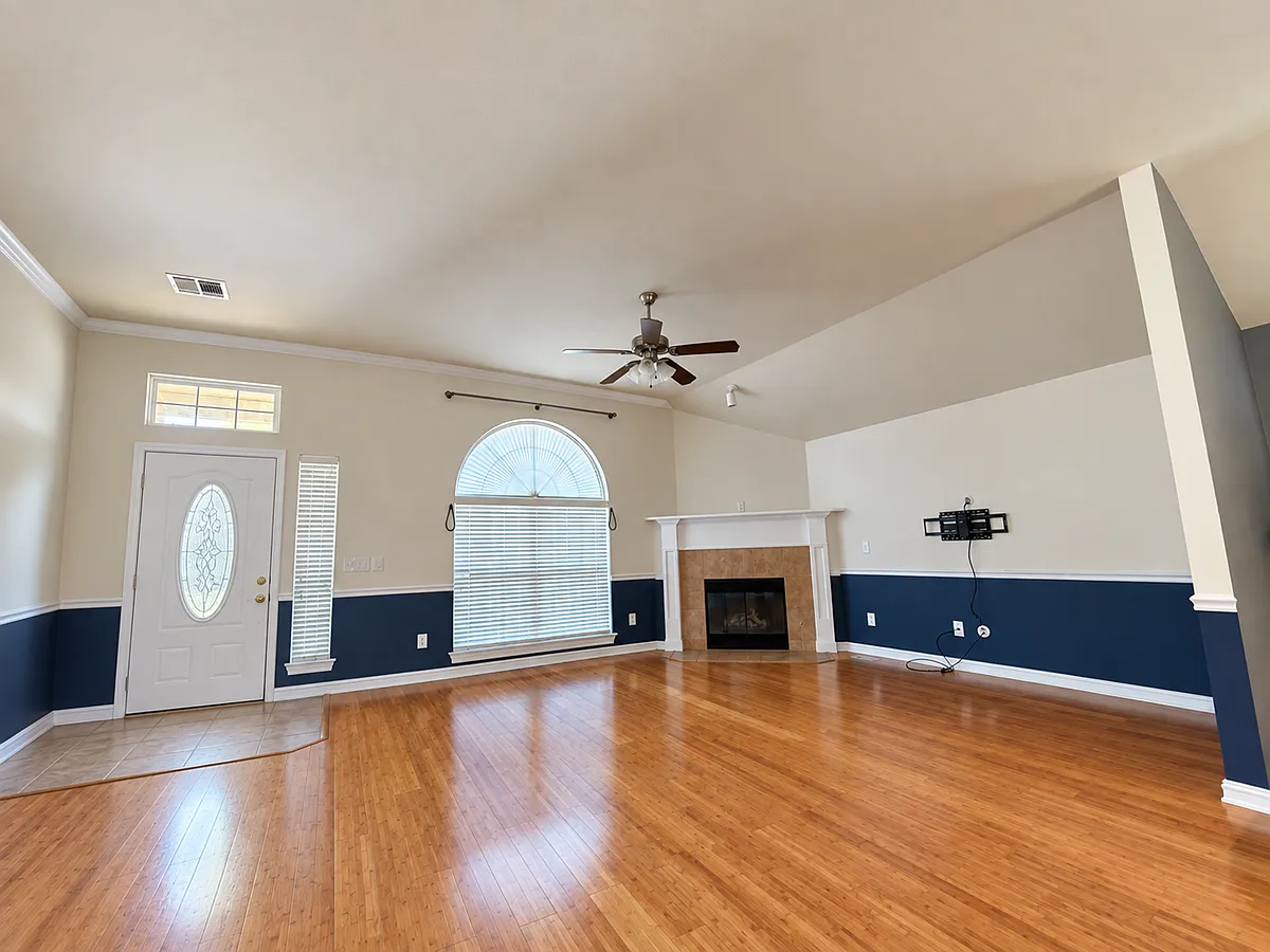 3 bed, 2.5 bath, 2060 sqft, $2,195 — Photo 2