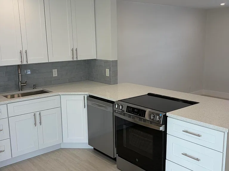 2812 Duke Ln — Photo 2