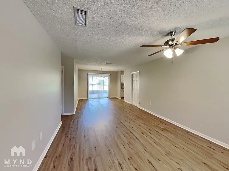 132 E Poinsettia St — Photo 3