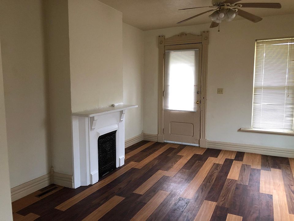 Living Room (fireplace is only decorative)