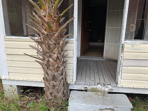 2nd image of 931 W 25th St