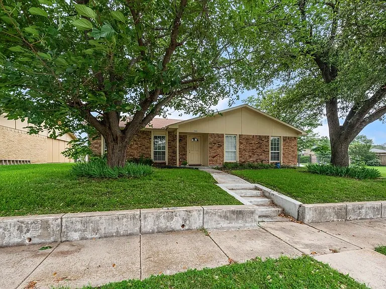 5801 Redwood Ln — Photo 1