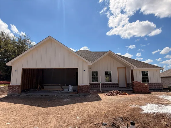 1305 Walters Dr, Granbury, TX 76048