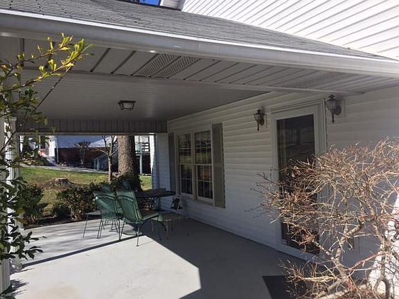 3rd image of 935 Weaver Hill Dr