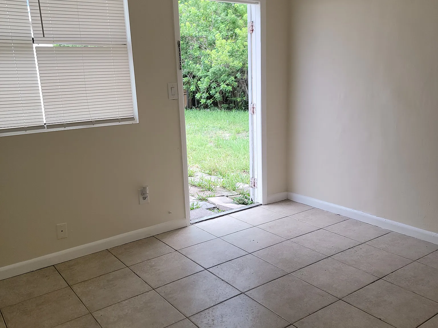 Studio, 200 sqft, $1,100 — Photo 2