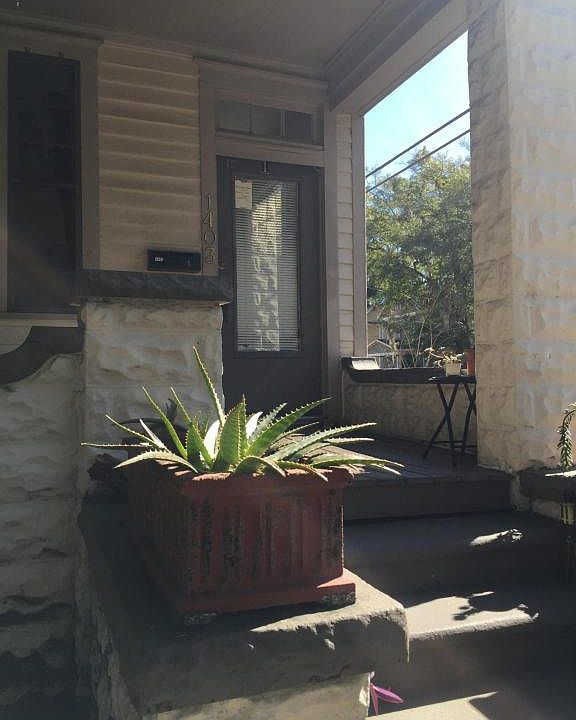2nd image of 1403 Hubbard St