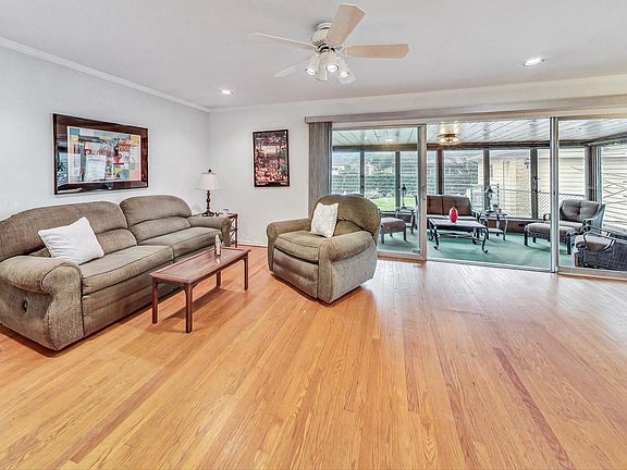 3rd image of 2123 Parkview Ct