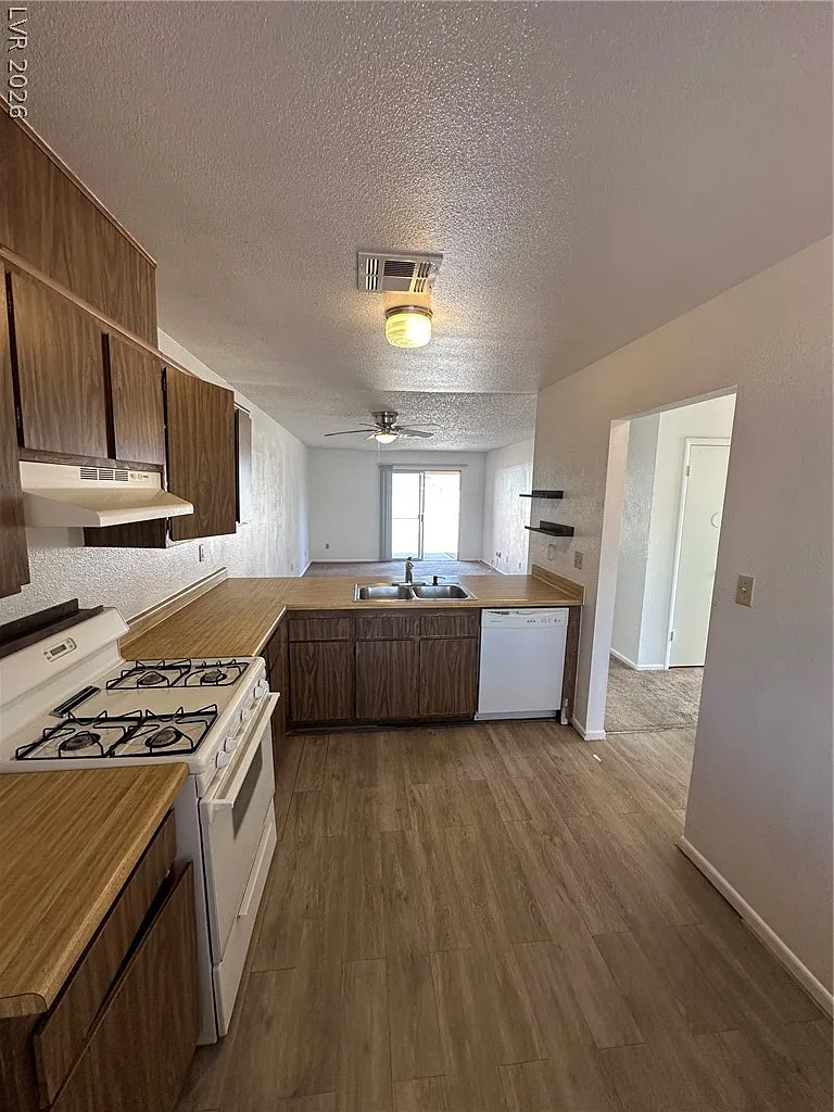 2 bed, 2.0 bath, 937 sqft, $1,296 — Photo 3
