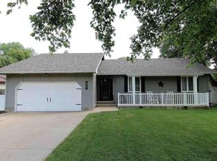 801 Mountain Ash Ln, Hutchinson, KS 67502