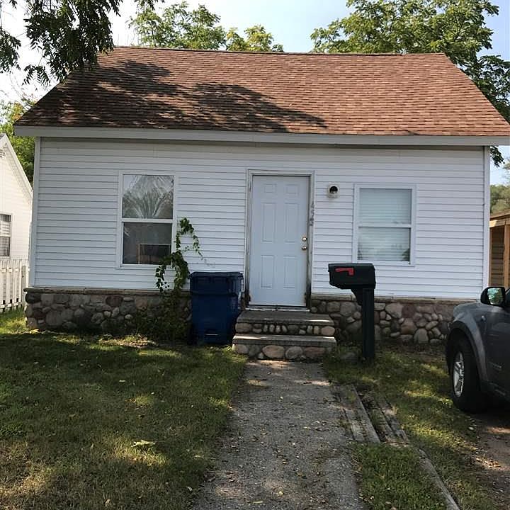 1st image of 453 Linden St