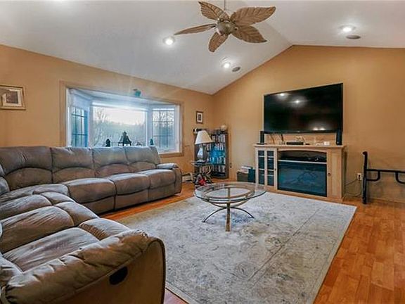 4th image of 10 Oxford Ln