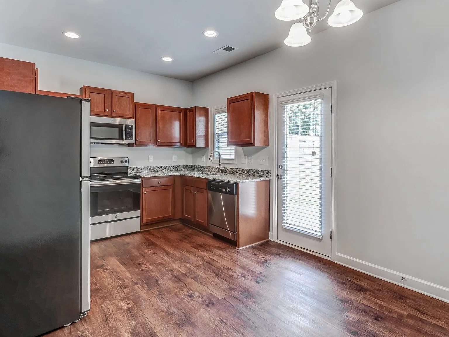 2 bed, 2.5 bath, 1027 sqft, $1,560 — Photo 2