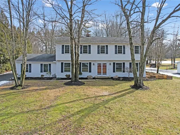 5215 Maple Springs Dr, Chagrin Falls, OH 44022