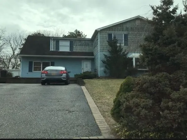 5 Norway Pine Drive, Medford, NY 11763
